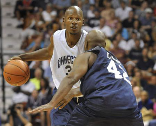 Khalid El-Amin në mbrojtje përballë yllit Ray Allen.