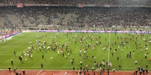 Ndërpritet derbi turk