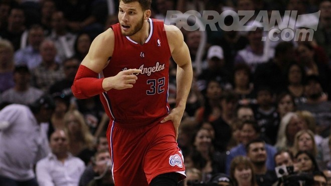 Griffin grushton dhe thyen dorën
