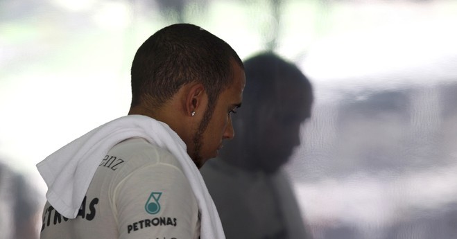 Hamilton para titullit, Vettel dënohet