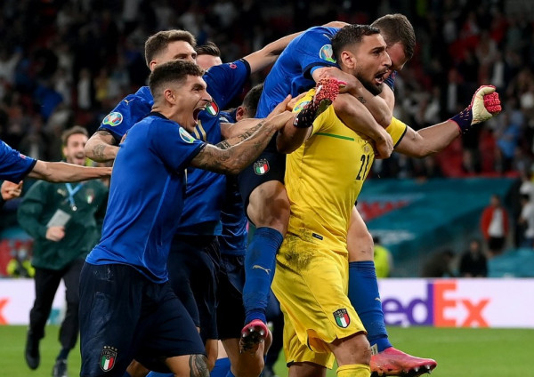 Donnarumma hero, Italia ia merr trofeun anglezëve në Wembley