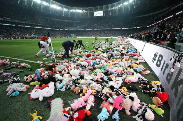 Mijëra kukulla për fëmijët e prekur nga termeti