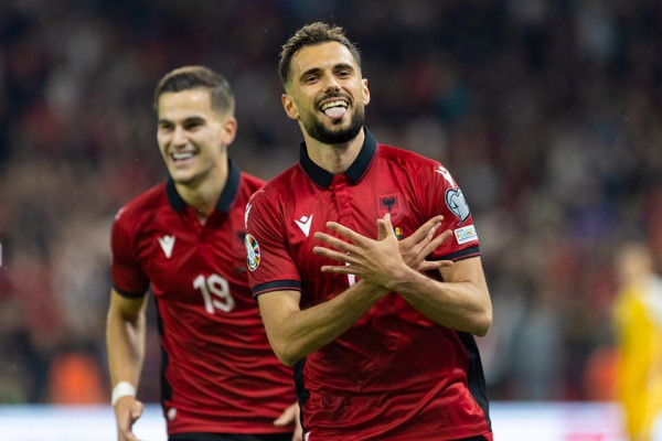 Shqipëria fiton dhe nga vendi i fundit del në të dytin