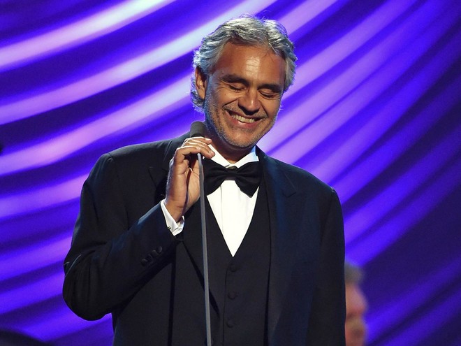 Andrea Bocelli mban premtimin ndaj Ranierit