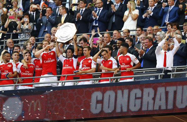 Trofeu në duart e Arsenalit