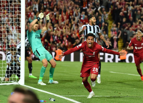 Carvalho shuan debutimin e Isakut, Liverpool fiton në shtesë