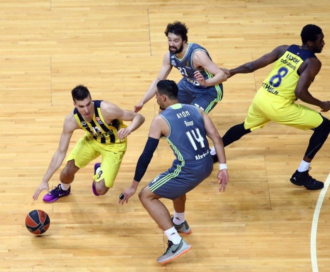 Feneri godet kampionin Real Madrid