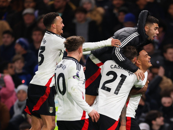 Fulham trondit Chelsean në fund!