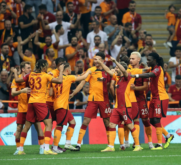 Galatasaray kryeson duke i shkaktuar humbjen e parë Konyas