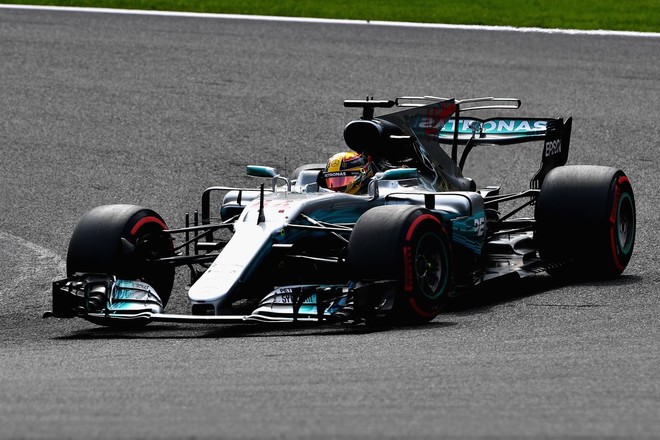 Hamilton në ‘Pole Position’, barazon Schumacherin