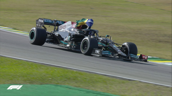 Hammertime në Brazil, Hamilton fiton dhe ngushton garën