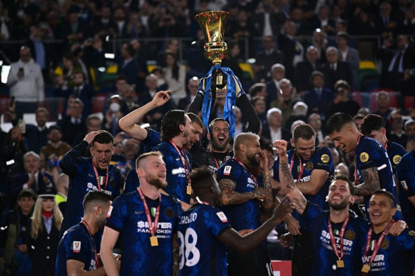 Kupa e parë në dekadën e fundit, Inter feston