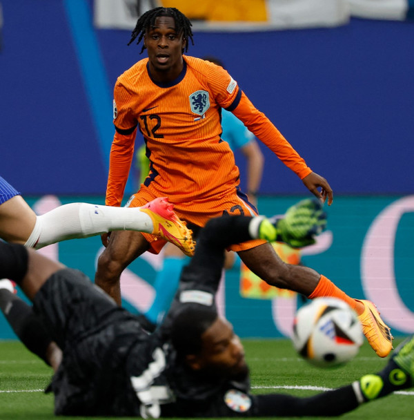 Holanda e Franca barazojnë në ndeshjen e tempos së lartë