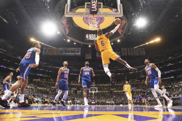 LeBron show në LA, Lakers mposht Warriors