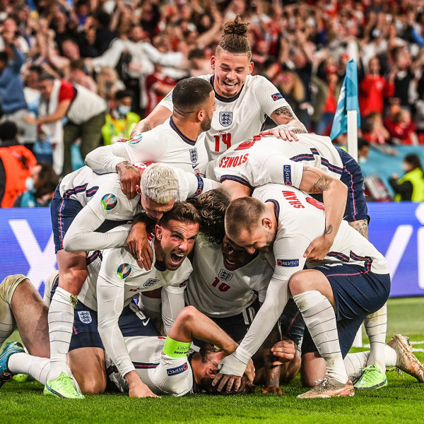 Angli historike, finalja e parë e EUROs arrihet në vazhdime