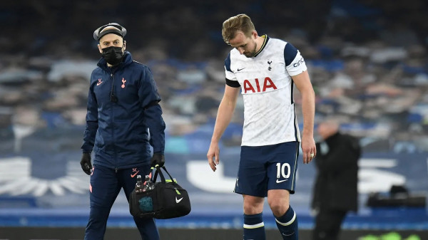 Harry Kane lëndohet pas dy-golëshit në barazimin e skuadrës