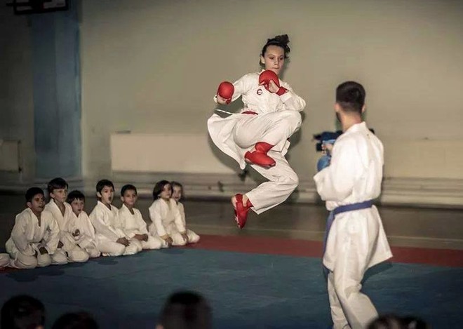 4 shtete mysafire në turneun masovik të karatesë