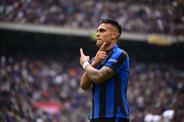 Inter fiton me përmbysje, i jep Napolit dritën e gjelbër për titull