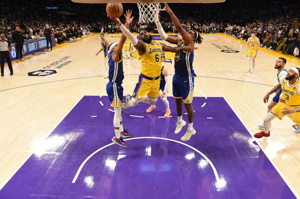 Davis e LeBron çojnë Lakersin në finale të Konferencës, eliminohet kampioni