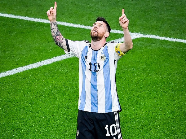 Messi shënon në paraqitjen jubilare, Argjentina kalon Australinë