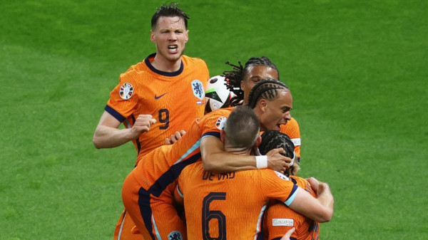 Holanda përmbys Turqinë dhe arrin në gj’finale pas 20 vitesh