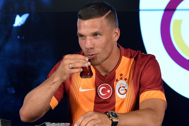 Podolski në këngë, në krye të top-listave