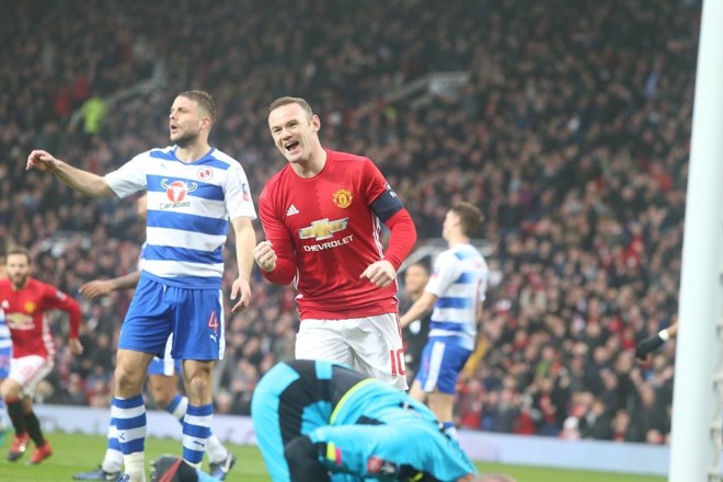 Rooney barazon legjendën, United kalon Readingun