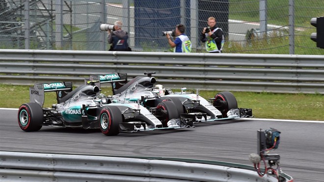 Rosberg kalon Hamiltonin për të fituar në Austri