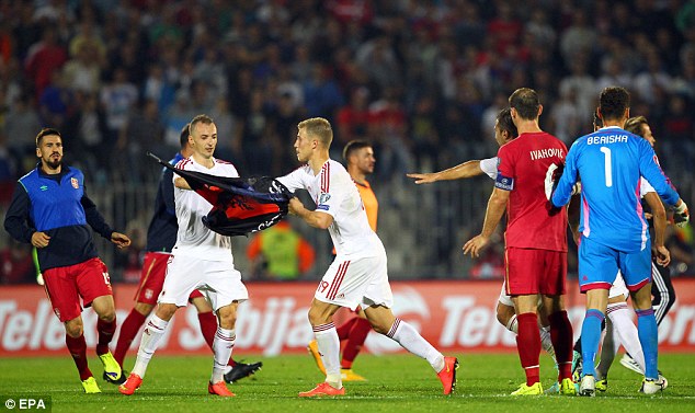 Si hyri helikopteri në stadium?!