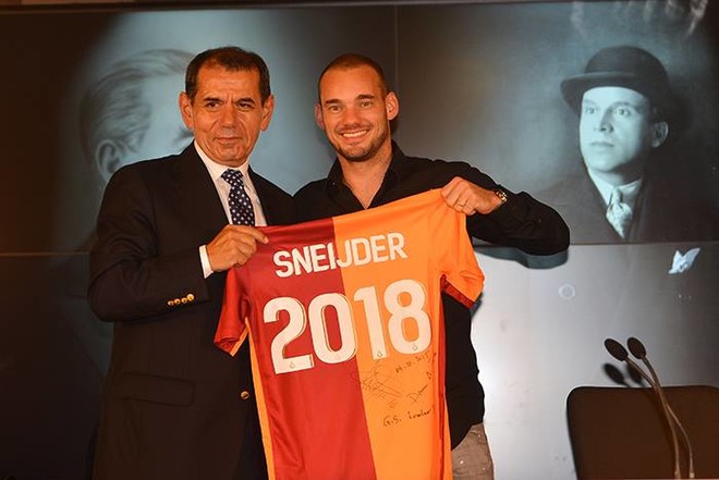 Sneijder vazhdon