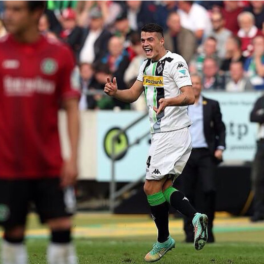 Xhaka shënon, Borussia fiton