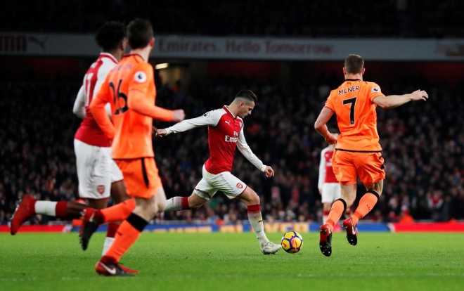 Xhaka shënon, Arsenali e Liverpooli barazojnë