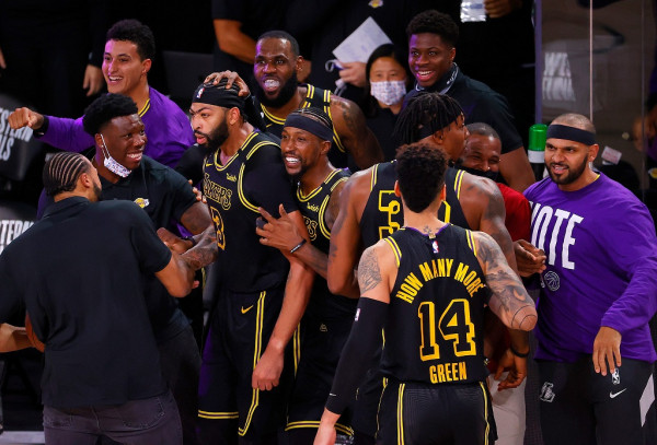 Davis spektakular, Lakers përgjysmon rrugën