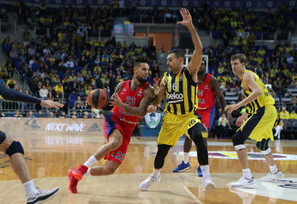 Fenerbahçe rikthehet prej disavantazhi 15 pikësh