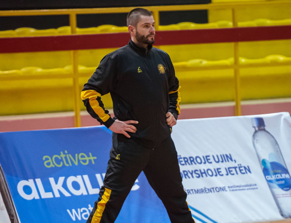 Dardan Berisha në rolin e trajnerit, në skuadër edhe Lis Shoshi Dardan Berisha në rolin e trajnerit, në skuadër edhe Lis Shoshi