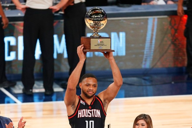 Eric Gordon fiton garën për 3 pikë