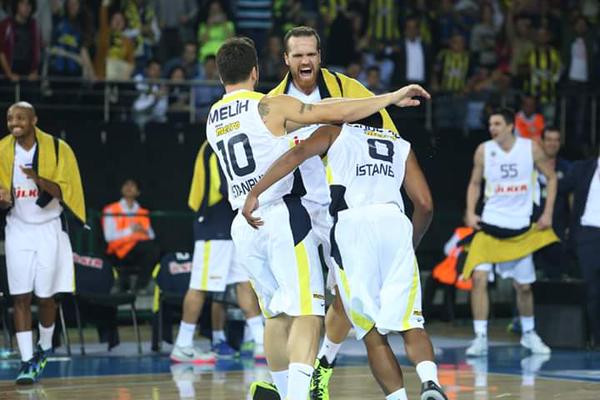 Fenerbahçe Ulker ngjitet në krye