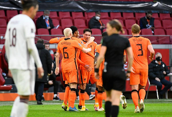 Holanda regjistron fitoren e parë