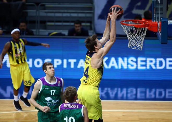 Fenerbahçe s’mposhtet