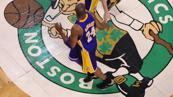 Kobe mposht Celticsin me double-double
