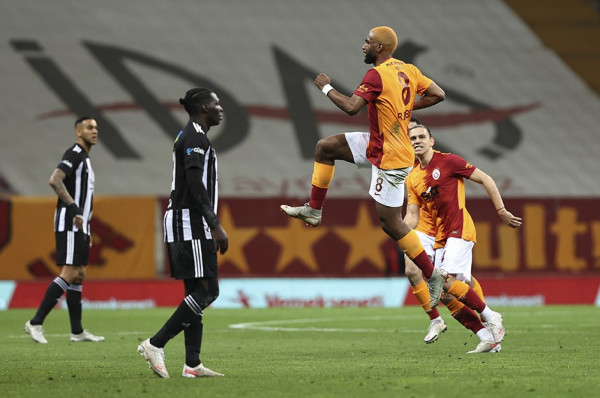 Galatasaray fiton derbin, nxehet lufta për titull