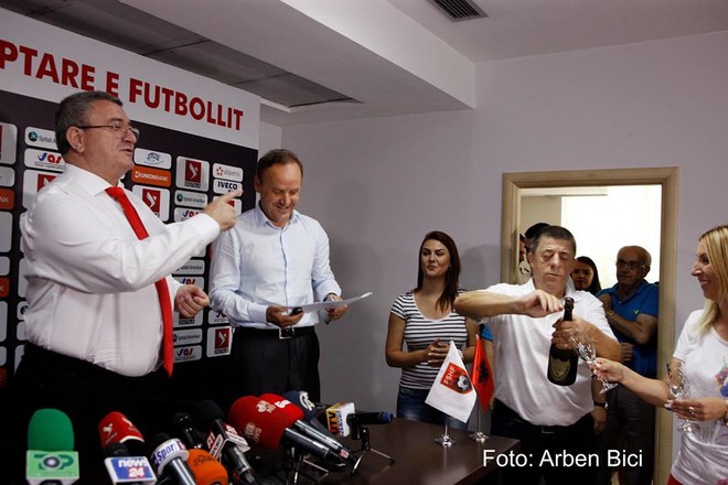 Shpërthejnë shampanjat në konferencën e shtypit