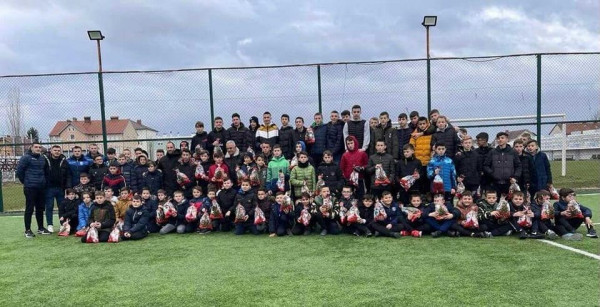 Milot Rashica me dhurata për futbollistët e rinj të Vushtrrisë